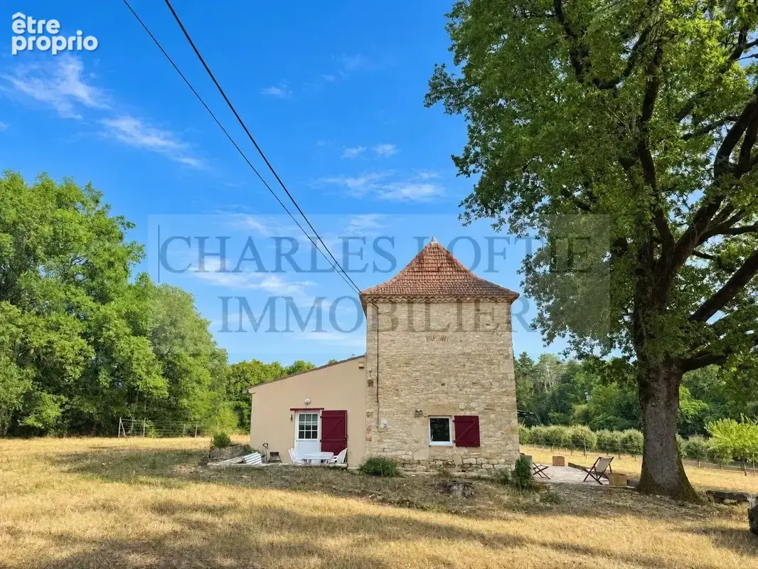 Pigeonnier en pierre sur un terrain de 14 798 m², proche des commerces de Puy l'Évêque - photo 3