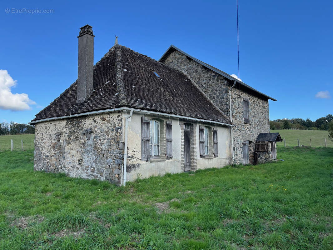 Mi-chemin Brive et Limoges - Belle fermette et dépendances a rénover - photo 8