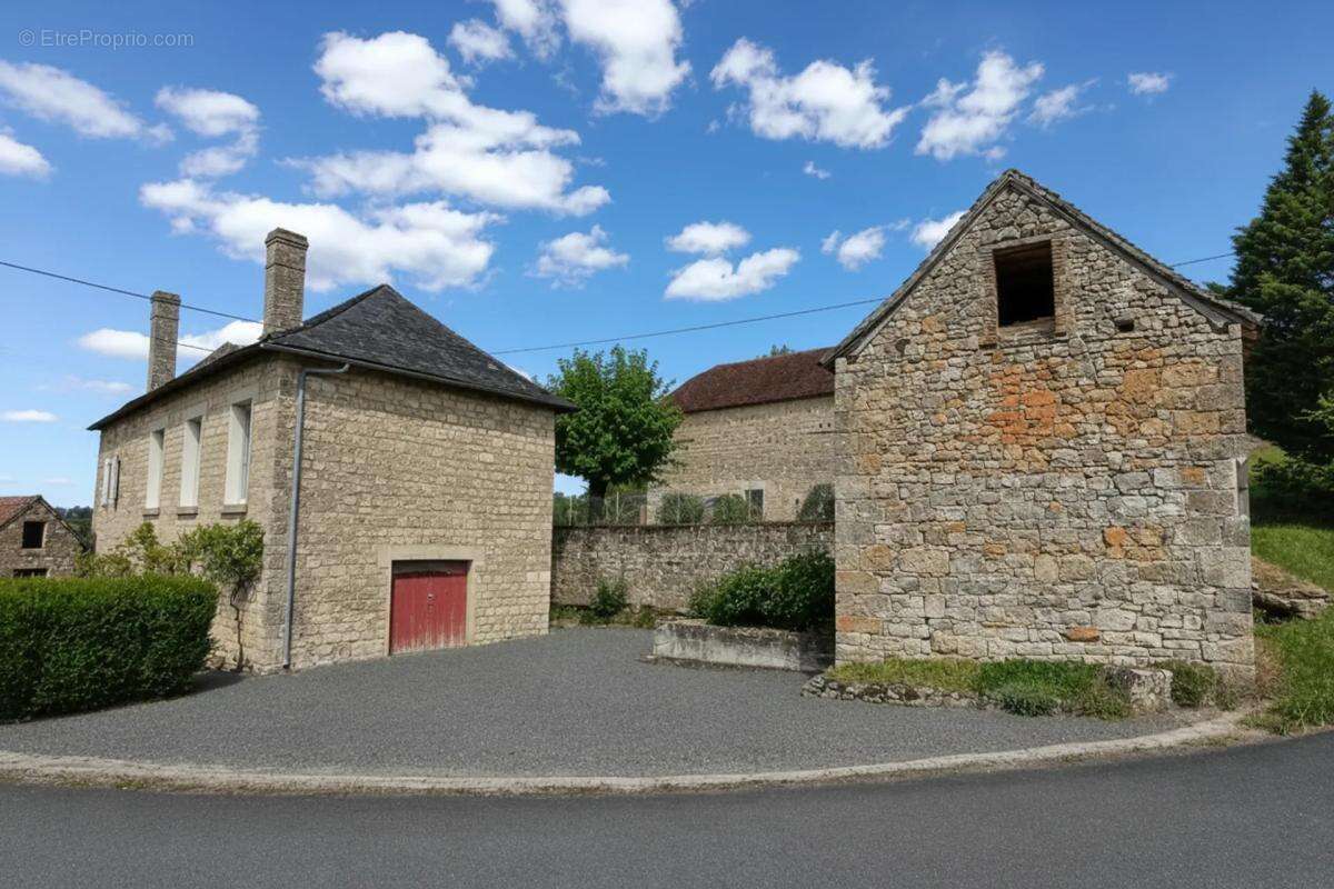 Maison en pierre avec étang et vastes dépendances - photo 27