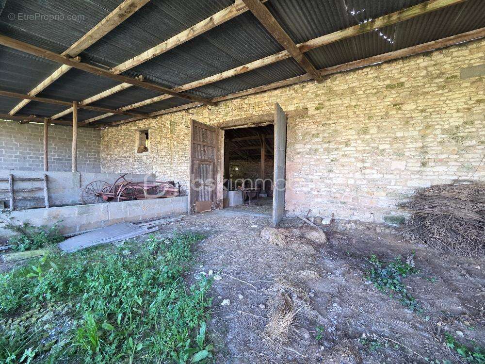 Grange 230m2 avec terrain 1160m2 - photo 7