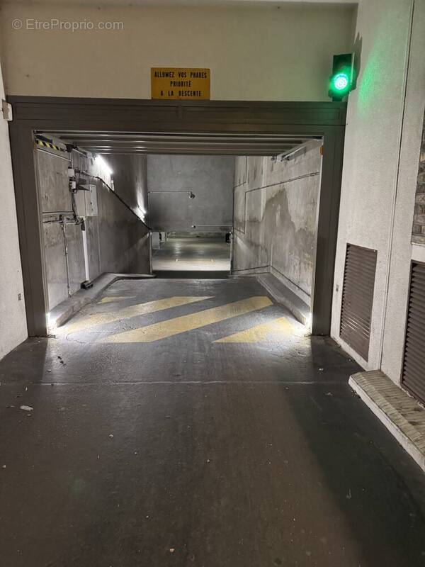 Parking à PARIS-11E