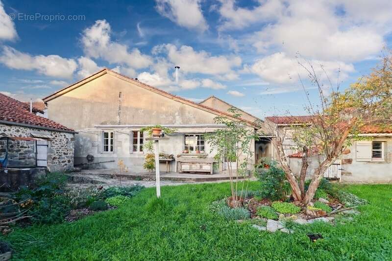 Maison à MAGNAC-LAVAL