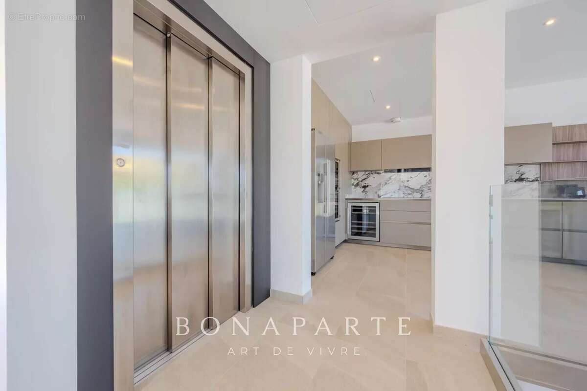 SAINT-TROPEZ - GASSIN [VILLE] – Exclusivité : Superbe villa-appartement en duplex avec vue mer exceptionnelle - photo 15
