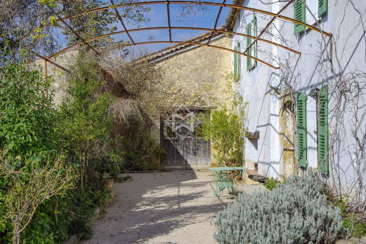 Maison à TOURRETTES