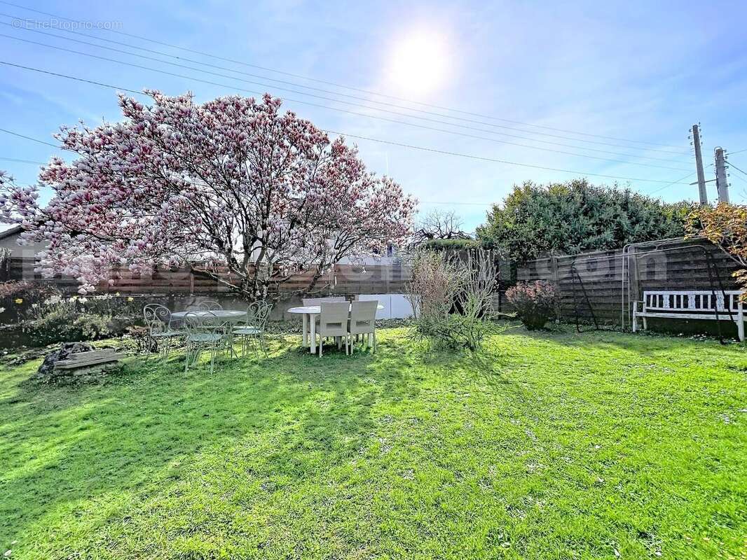 Maison_individuelle_terrain_cuisine_séparée_Vétraz_Monthoux_proche_commerces_bus_tram_ceva_gare_frontieres_suisse_genève_exterieur_salon_séjour_cuisine_Chambre_1_salle_de_bains_chambre_2_jardin_ - Appartement à VETRAZ-MONTHOUX