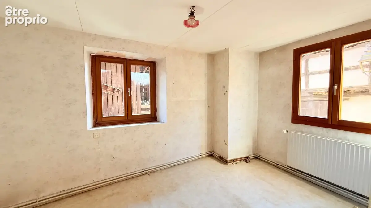 Maison de village à rénover avec cour, dépendance, garage et un beau potentiel au calme - photo 8
