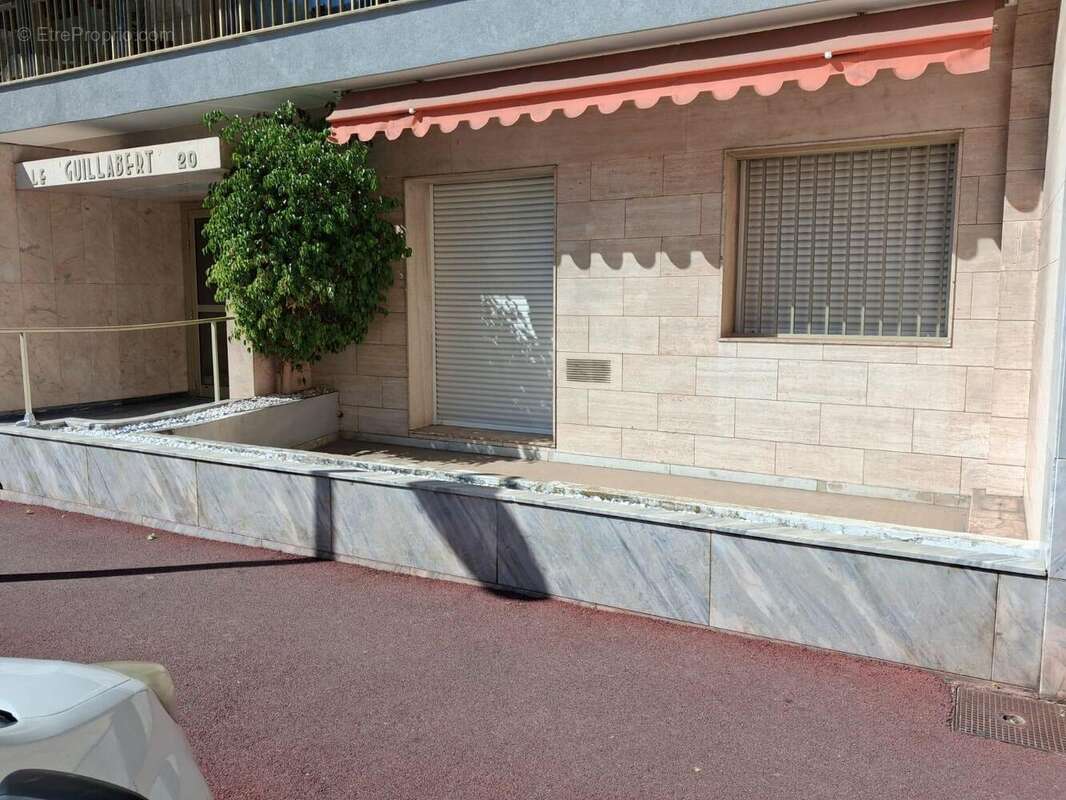   - Commerce à ANTIBES