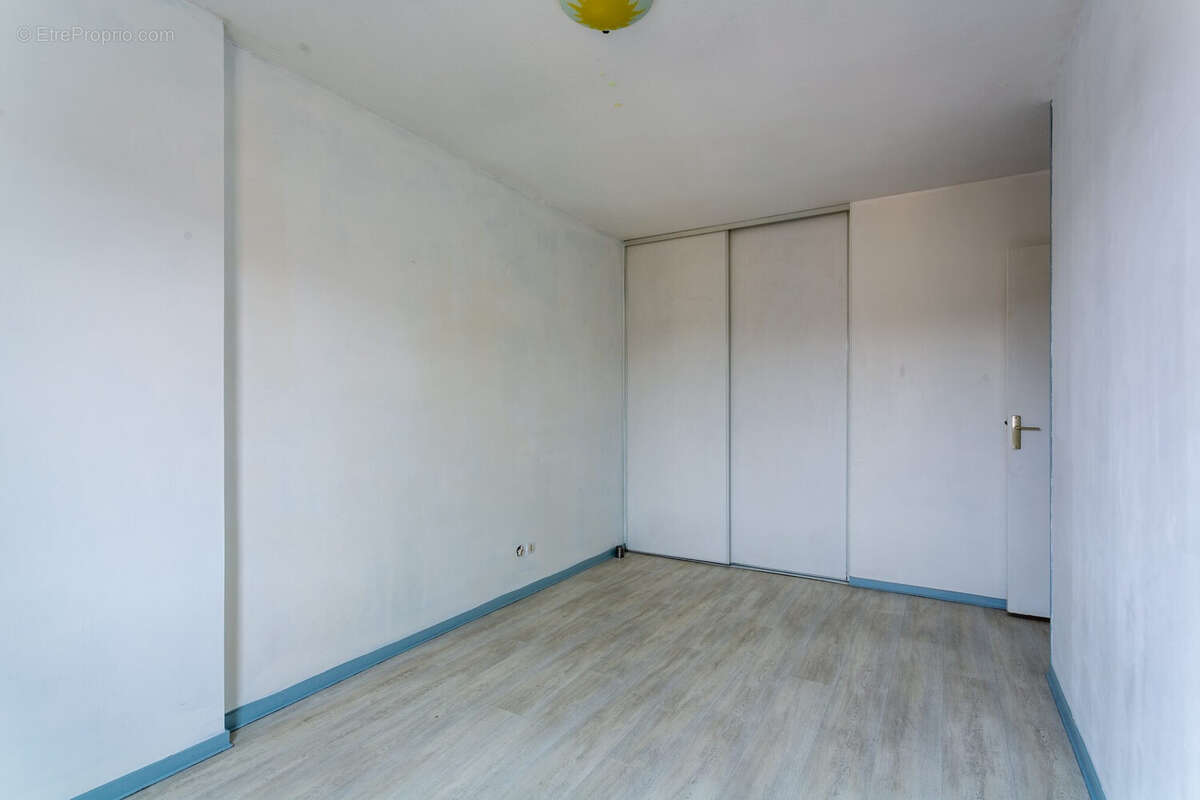 Chambre de 13m2 avec placards - Appartement à FRANCHEVILLE