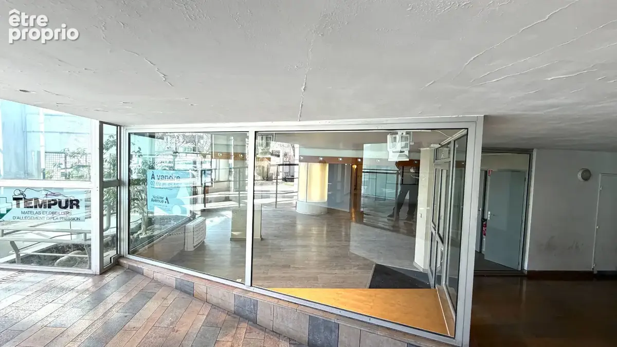Local commercial de 303.48 m2 avec bureaux vitrines proche centre ville - photo 11
