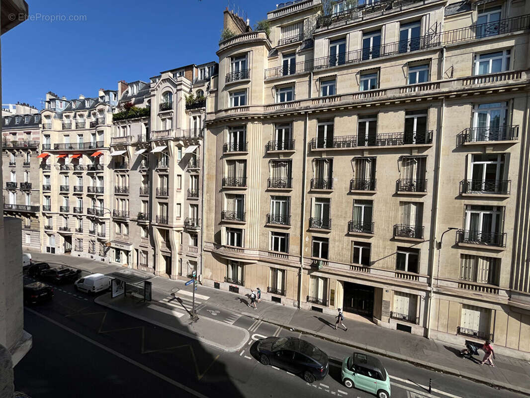 Appartement Paris Trocadéro 4 pièce(s) 82.07 m2 HSP 2.78M - photo 2
