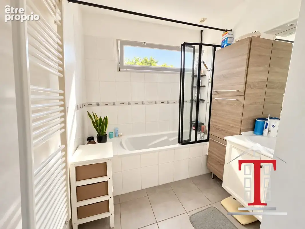 Salle de bains avec baignoire