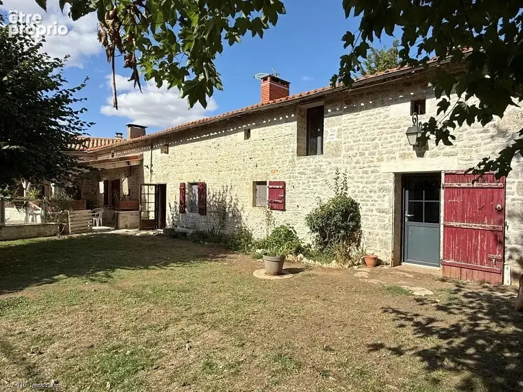 Maison en Pierre Avec Sa Piscine Chauffée et Dépendances Sur 4676m² - photo 3