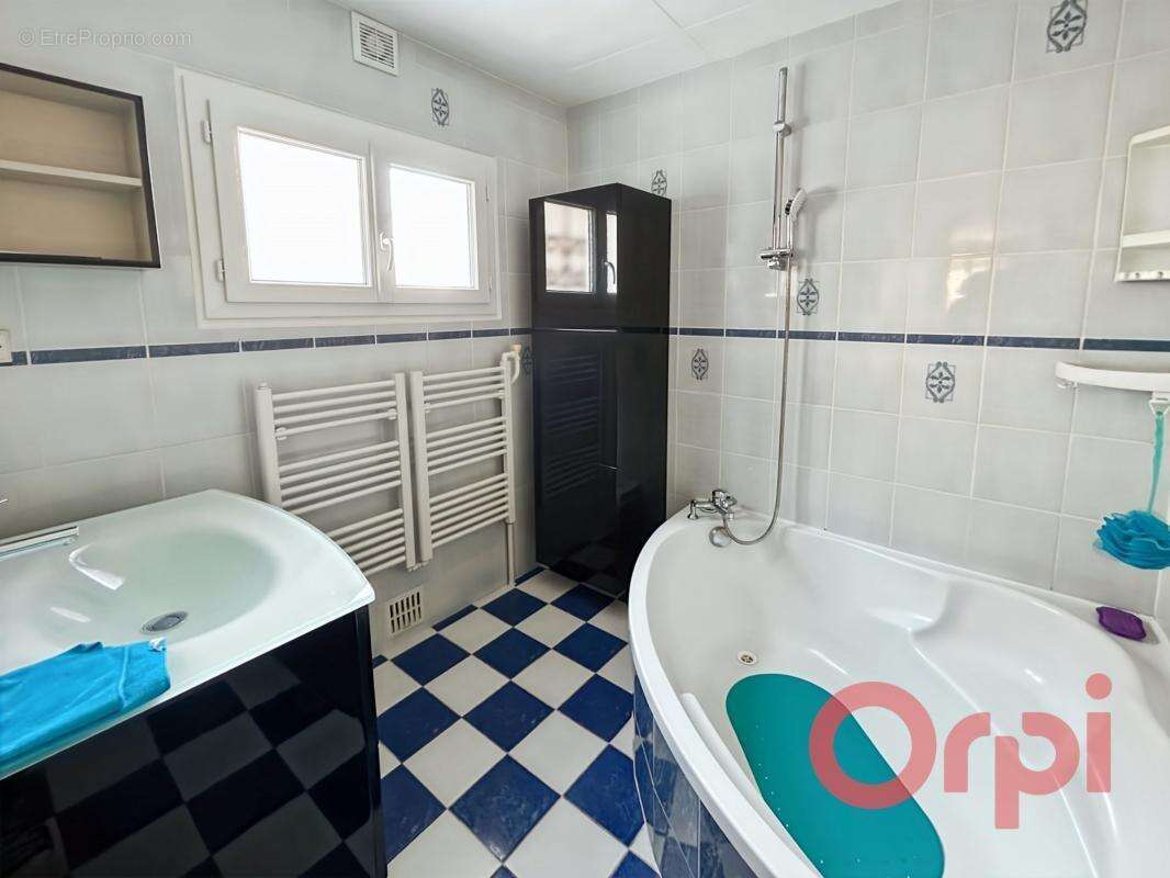 Maison à DUN-SUR-AURON