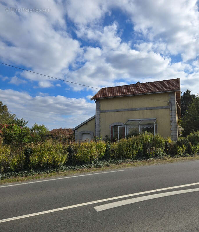 Maison à POILLE-SUR-VEGRE