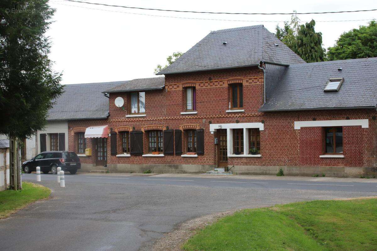 Aumale : Commune de Marques : Investisseurs, immeuble composé de 2 apparts, 4 studios, 270m² - photo 3