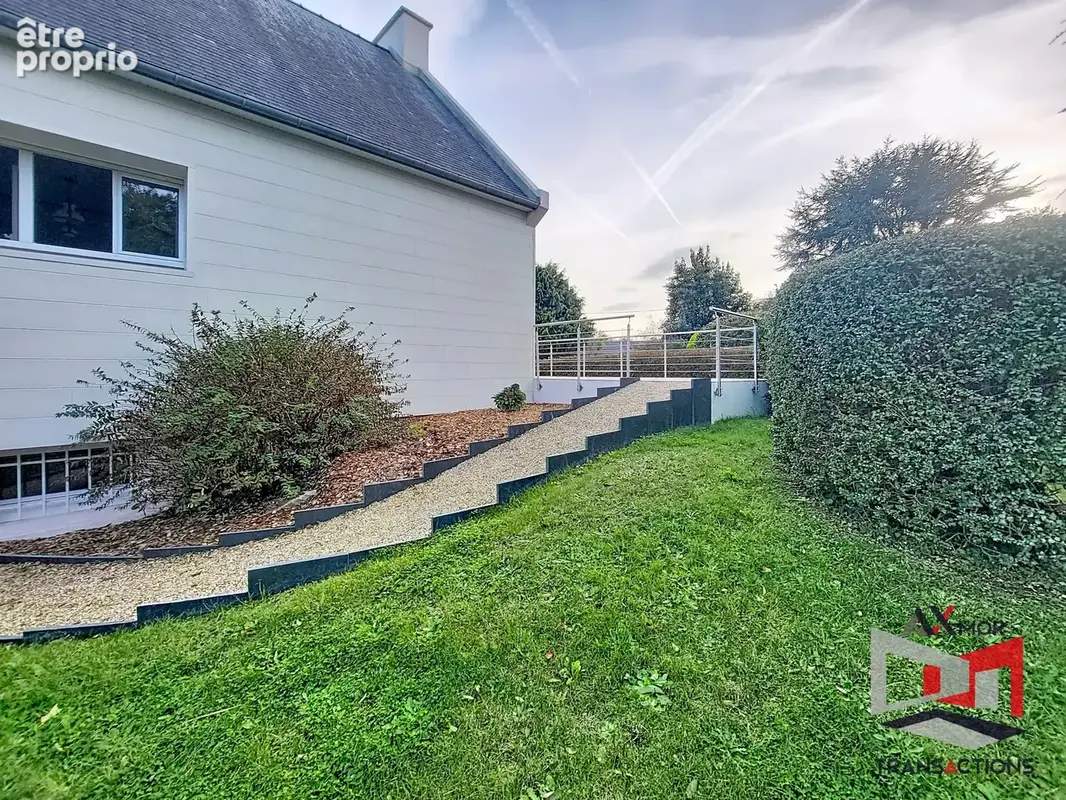 Maison familiale avec sous-sol complet et beau jardin paysagé - photo 3