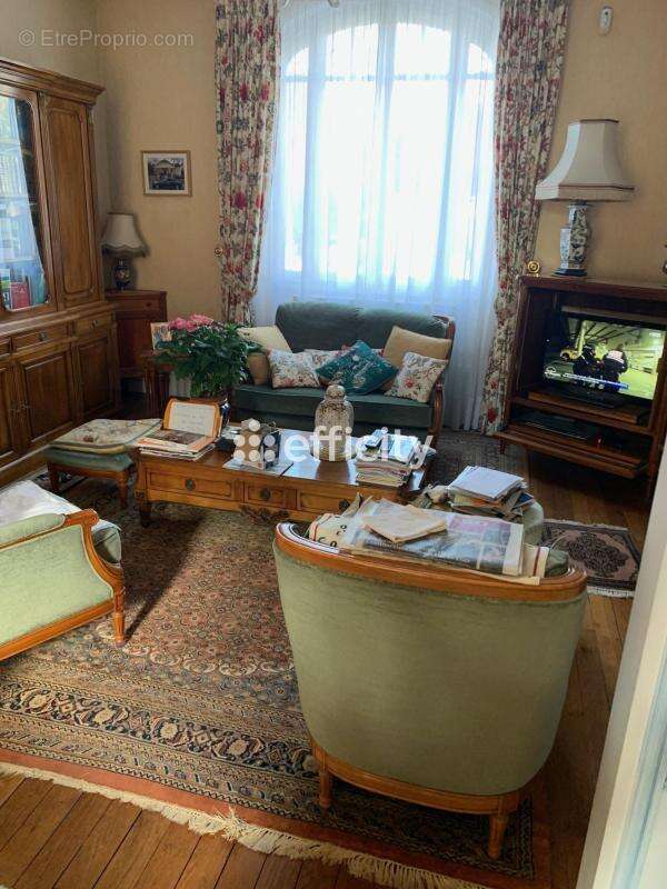 Maison à MARNES-LA-COQUETTE