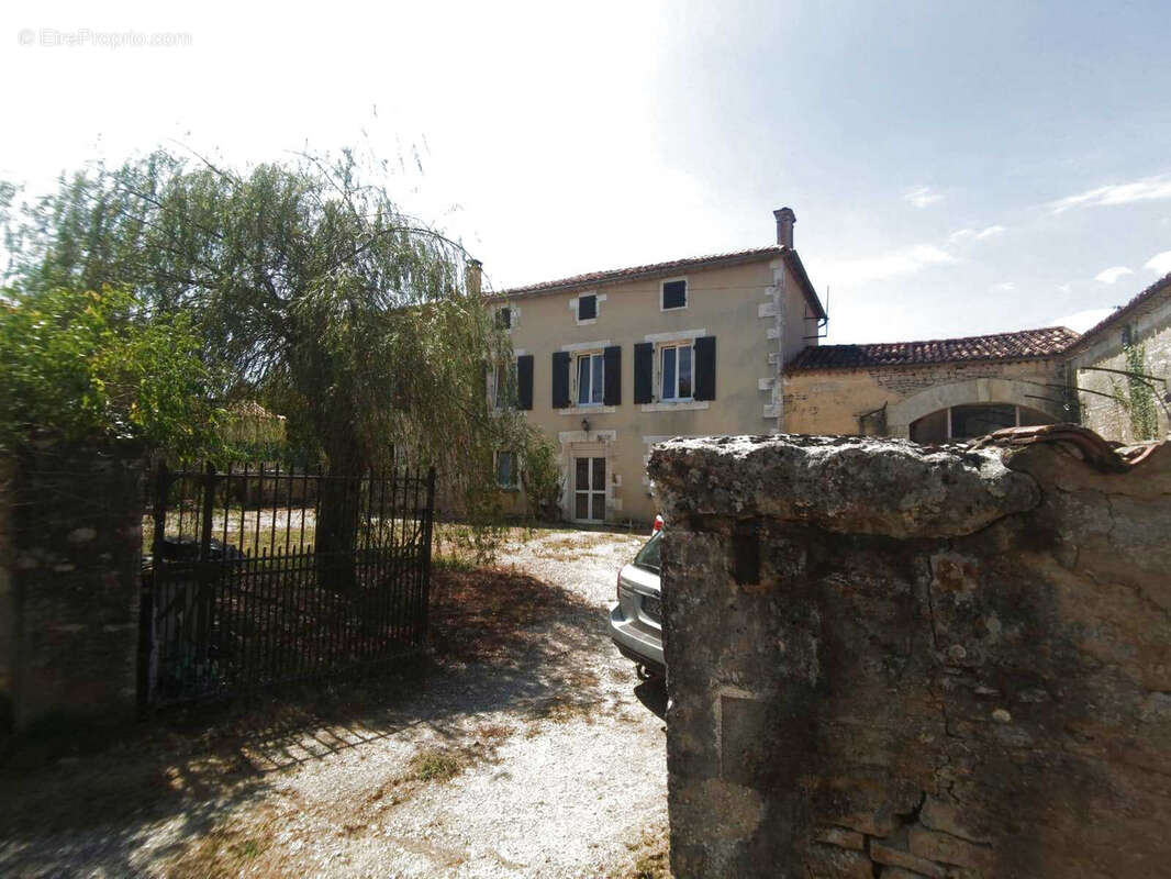 Maison à SAINT-CIERS-SUR-BONNIEURE