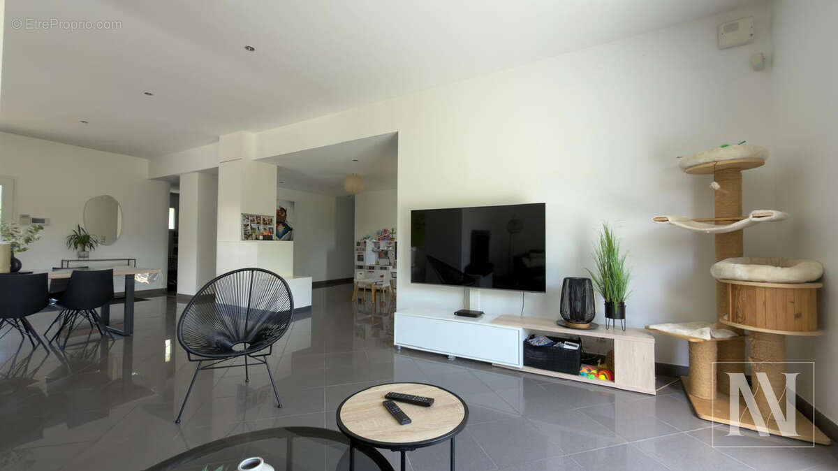 Superbe maison familiale de 177 m2 avec piscine et double garage - photo 7