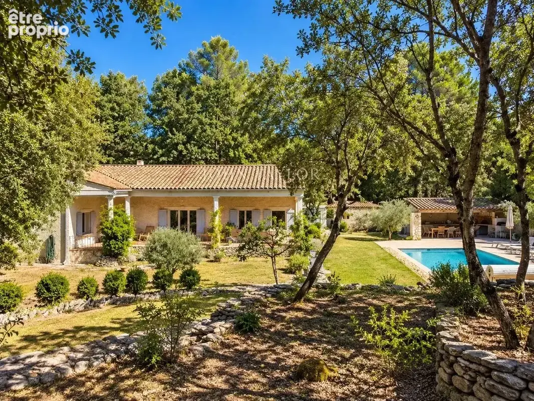 A VENDRE Propriété de charme au coeur du convoité "triangle d'or" du Luberon - photo 2