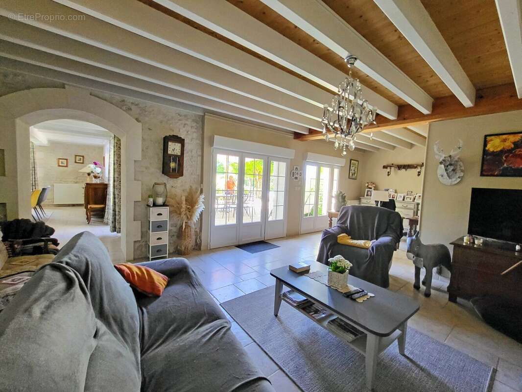Très jolie maison familiale en pierre, comprenant 4 chambres, avec piscine et grande grange sécurisée. - photo 5