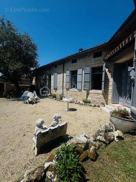 Maison à SALLES-DE-VILLEFAGNAN