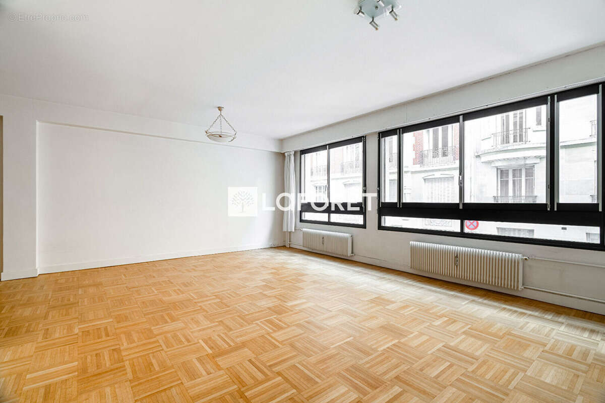 Appartement à PARIS-16E