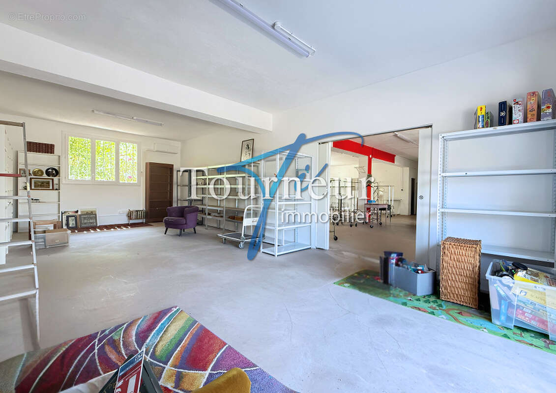 Sanary sur mer rare vente murs commerciaux de 215m2 dont garage parkings securise - photo 13
