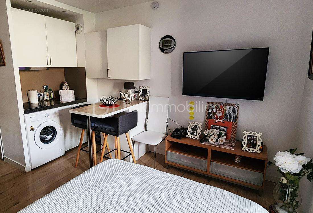 La londe les maures- studio de 19m2 avec loggia + place de parking privative - photo 3