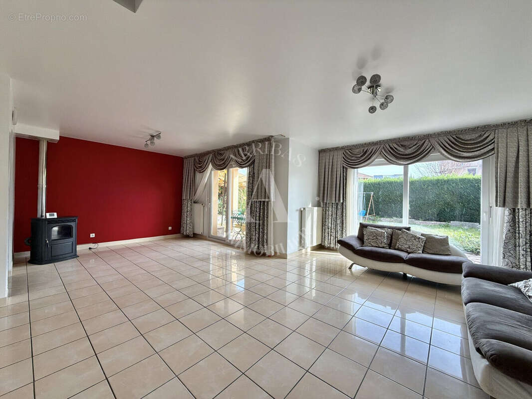 Maison à SAINT-GENIS-POUILLY