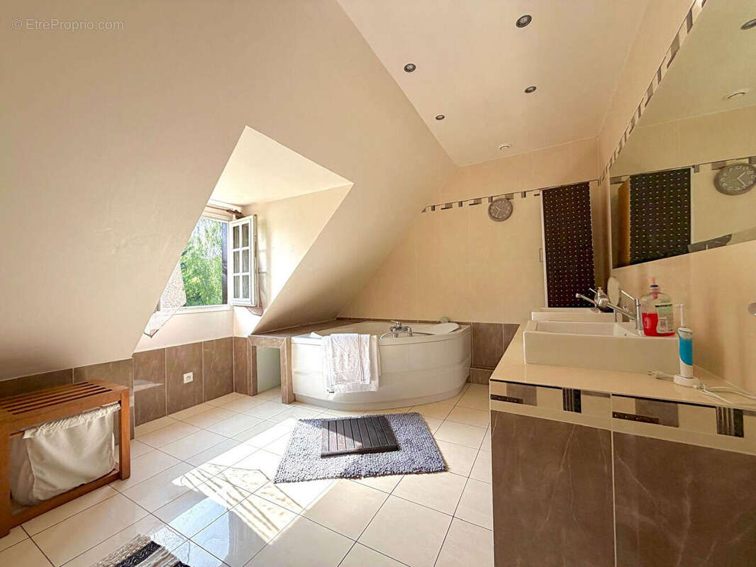 Maison spacieuse dans le coeur de Condé Ste Libiaire - photo 9
