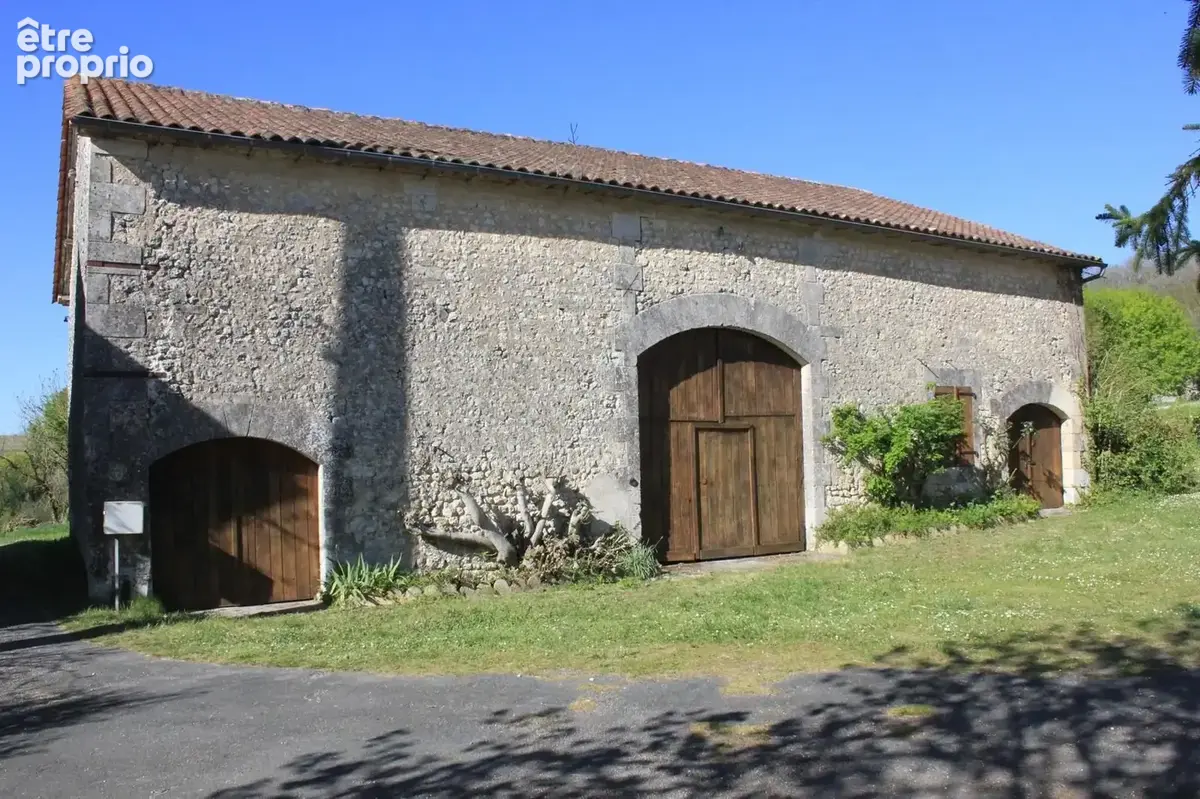Maison 198 m² à Nanteuil-Auriac-De-Bourzac  - photo 4