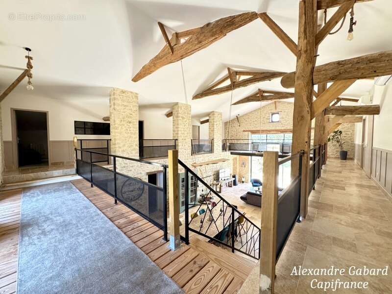 SUD REOLAIS - Maison en pierre rénovée - 7 chambres - Terrain 5 000 m² - Piscine - Dépendances - photo 10