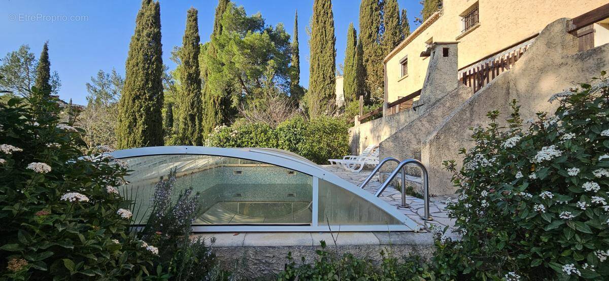 Maison à SAINT-CLEMENT-DE-RIVIERE