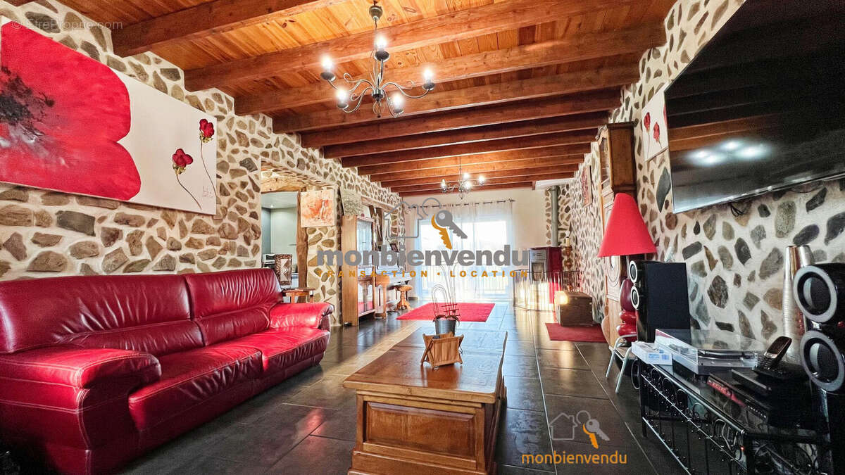 Maison à FREIX-ANGLARDS