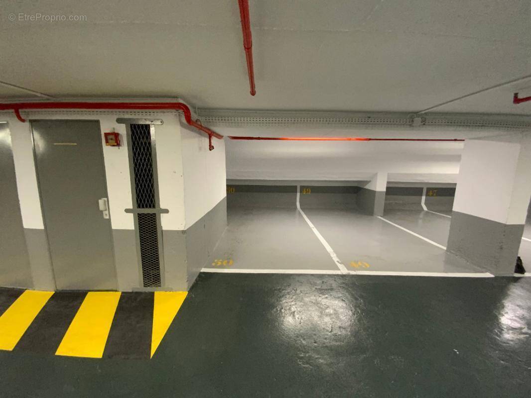 Parking à PARIS-9E