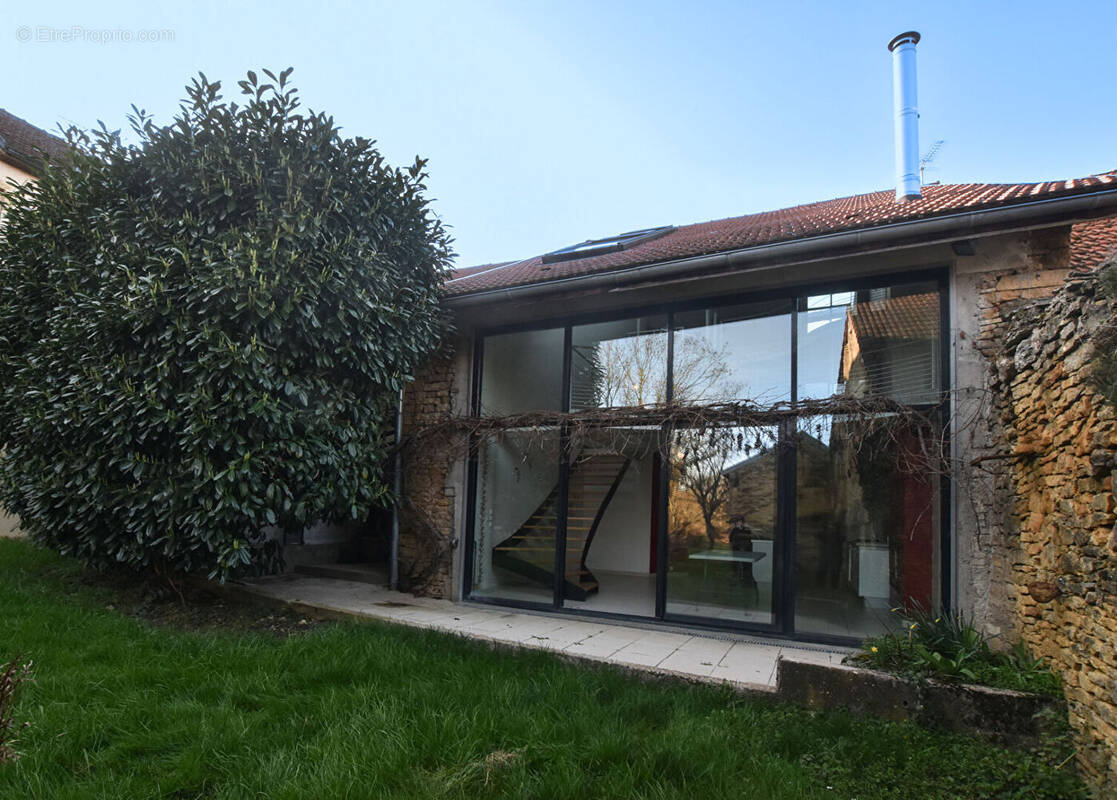 Maison à VAIVRE-ET-MONTOILLE