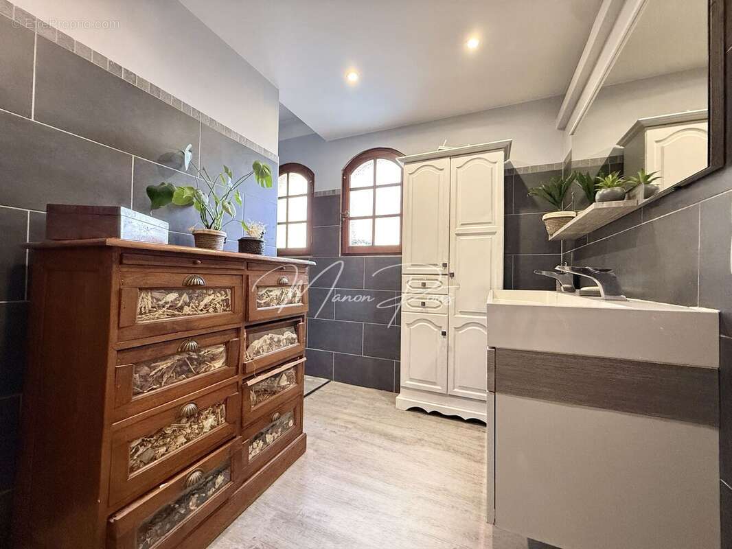 Maison 140 m² à Saint-Esteve  - photo 33