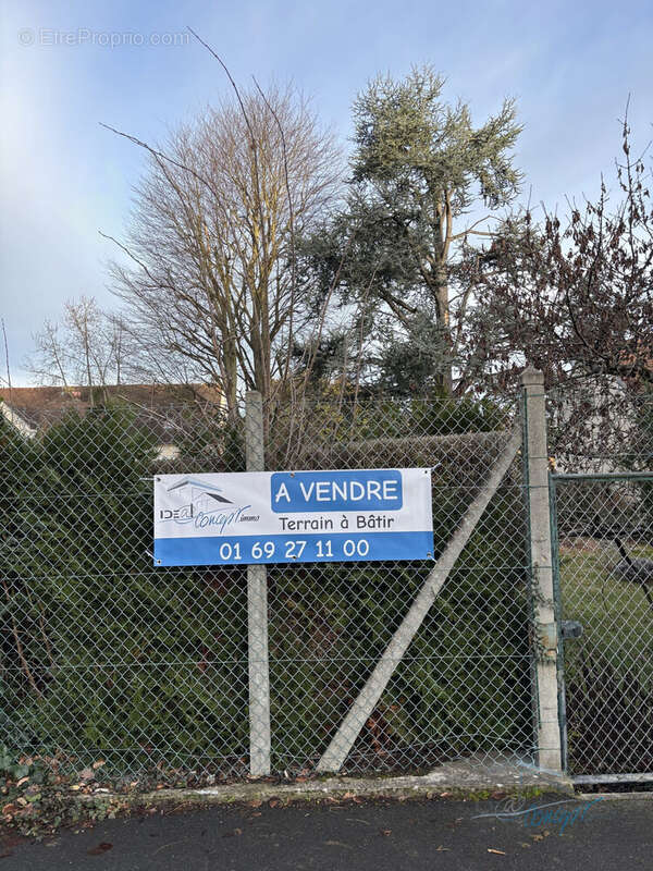 Terrain à JANVILLE-SUR-JUINE