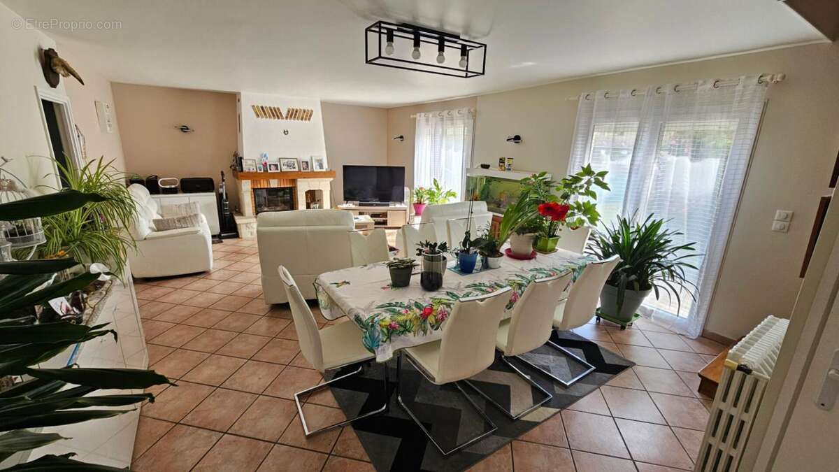 Maison à HOUDAN