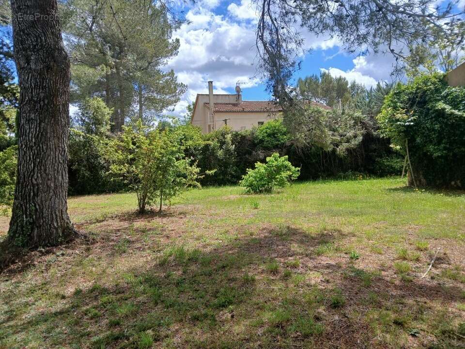 Terrain 1358 m² à Aix-En-Provence  - photo 2