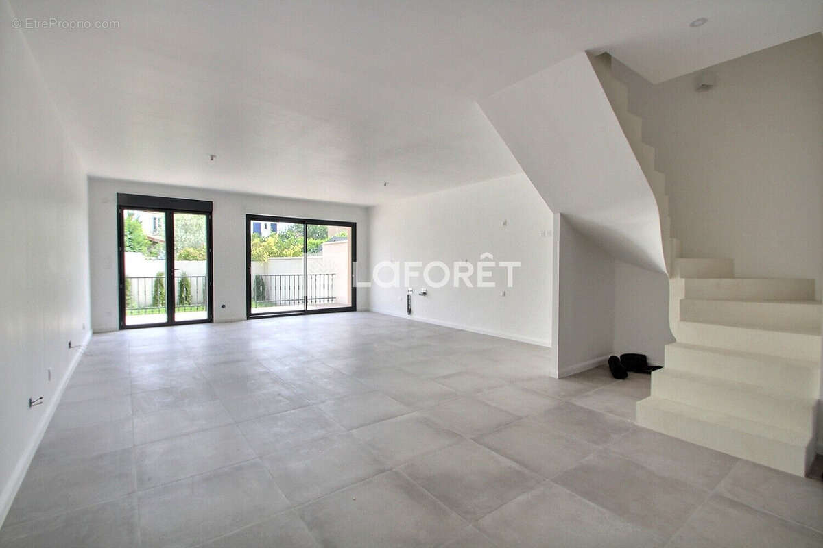 Maison 2025 - grand sejour - cinq chambres - joli jardin - garage et parking - photo 3