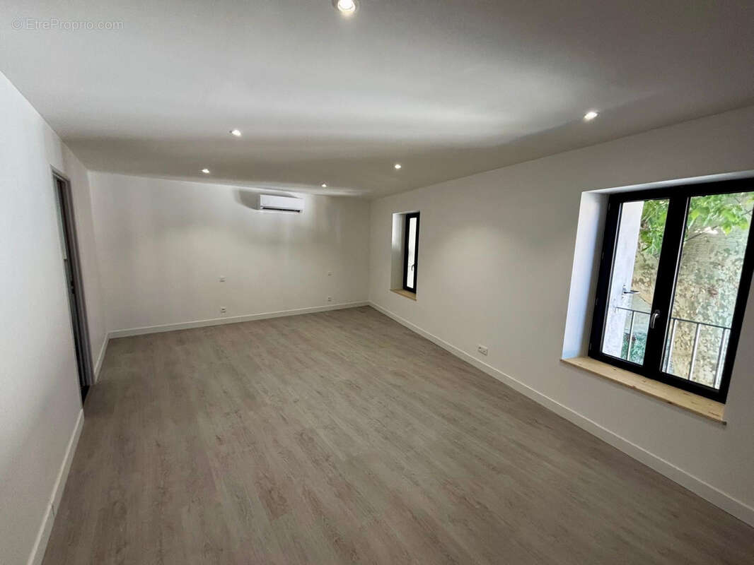 Appartement à SAINTE-CECILE-LES-VIGNES