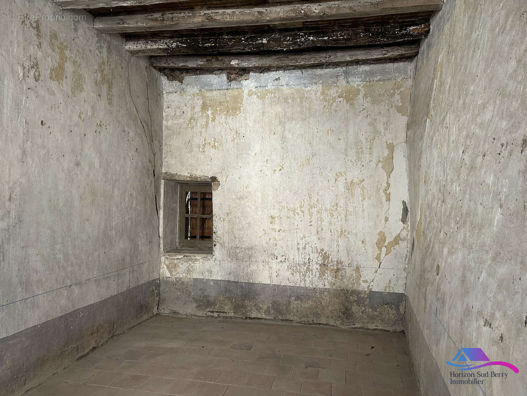 Pièce 3 de 12 m² - Maison à LA CHATRE