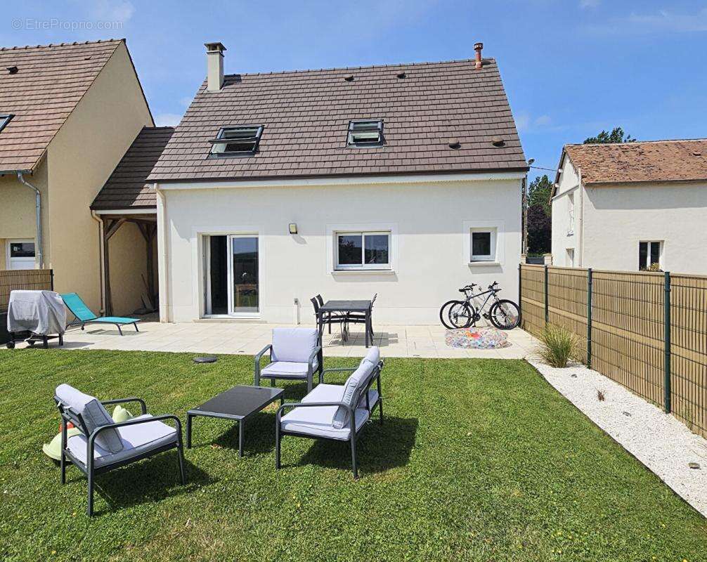 Maison à HOUDAN