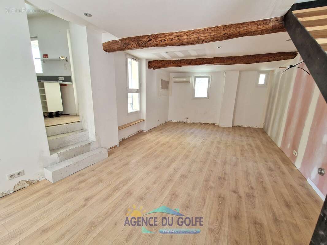 Maison à CEYRESTE