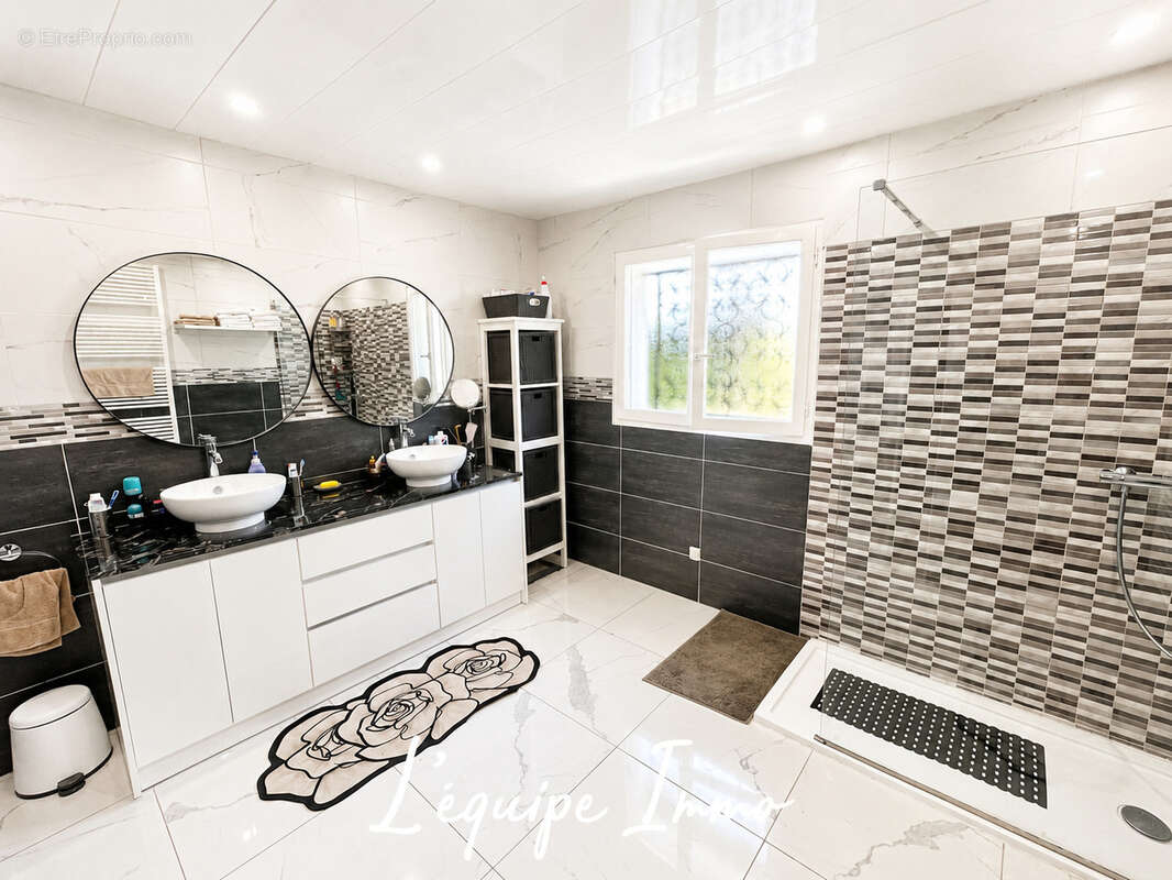 À seulement 12 minutes de L'Isle-Jourdain   Élégante maison T5 avec vaste jardin paysager et double garage - photo 10