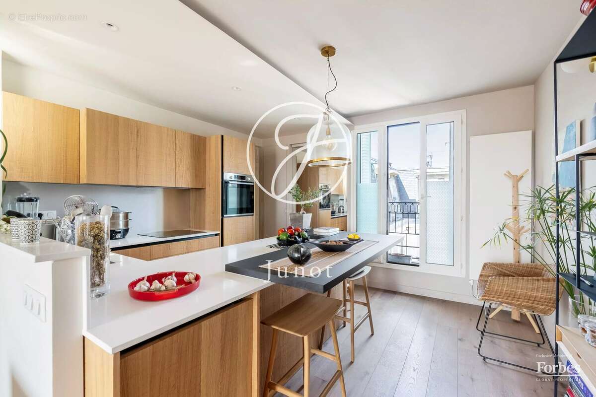 Paris 18e - MONTMARTRE / JARDINS DU SACRÉ-CŒUR -  Grand 2 pièces - 58,09m² Carrez - 60,25m² au sol - Terrasses - Vues dégagées - photo 7