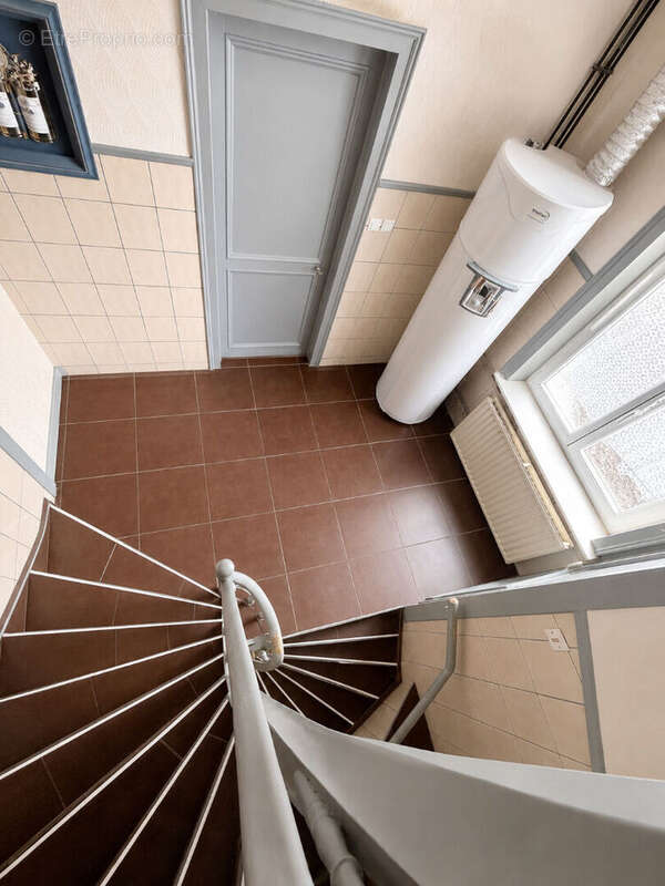 Maison de ville - 11 pièces avec dépendance et local commercial - photo 10