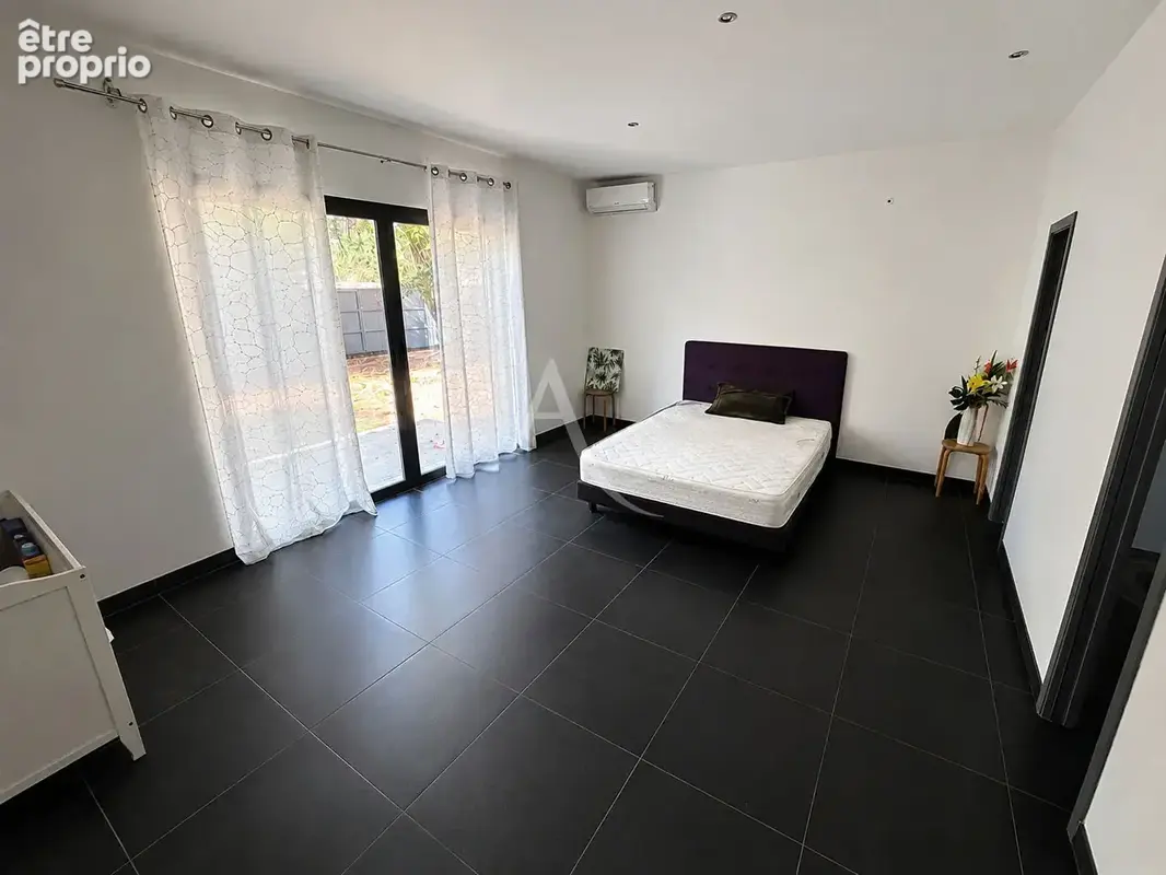 Villa de plain-pied à Aubord, 5 pièces avec jardin et piscine - photo 5